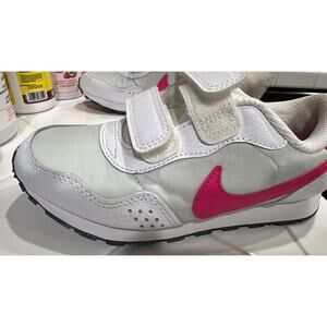 Never worn! Toddler 12.5 Nike Valiant White/pink